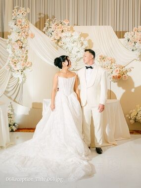 Elegant White Strapless Bridal Gown with Lace Detail
